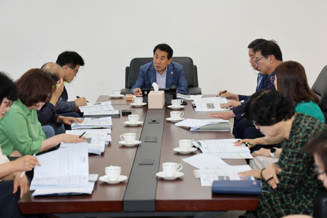 나동연 양산시장(가운데)이 20일 양산시청에서 간부 공무원들과 정기 티타임을 열고 있다. [사진=양산시]