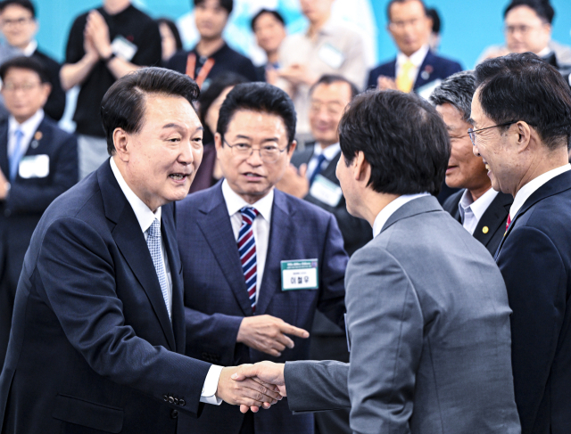 윤석열 대통령이 20일 오전 경산시 영남대에서 열린 스물여섯번째 국민과 함께하는 민생토론회에서 참석자들과 악수하고 있다. 김영진 기자 kyjmaeil@imaeil.com
