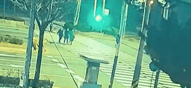지난해 11월 22일 오전 6시 45분 쯤 춘천시 퇴계동 남춘천역 인근 도로에서 운전자 A(82)씨가 횡단보도를 건너던 3명을 향해 돌진하고 있다. 연합뉴스