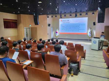 경북교육청은 경북지역 보안 담당자를 대상으로 역량강화를 위한 연수를 진행했다. 사진은 20일 본청에서 진행된 용역직원을 대상으로 한 연수의 모습. 경북교육청 제공