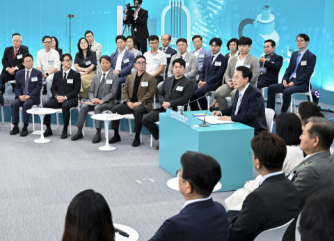 尹 “동해안 수소경제 시대 열겠다”…경주에 3천억 규모 SMR 산단 조성 지원도 약속 [영상]