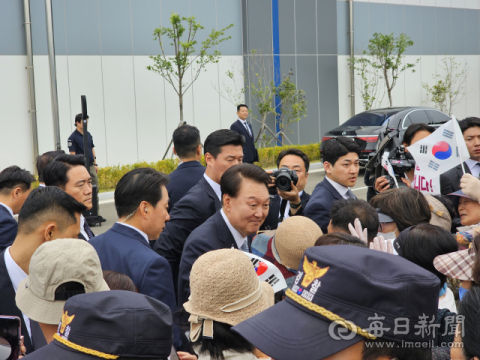 포항 찾은 윤석열 대통령 “포항을 지방시대 신성장 거점도시 삼아야” 기회발전특구 지정