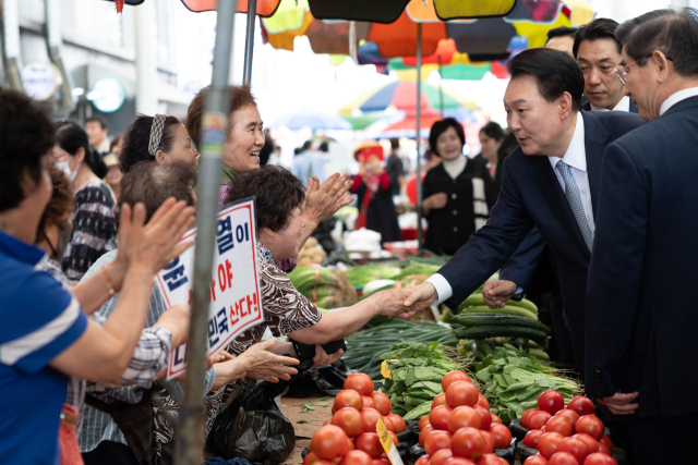 윤석열 대통령이 20일 경북 경산공설시장을 찾아 상인, 시민들과 인사하고 있다. 연합뉴스