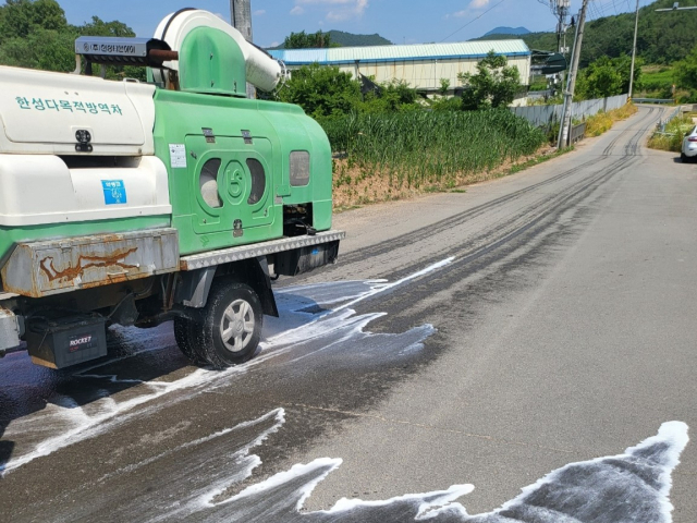 의성군은 지난 10, 15일 옥산면과 점곡면에서 발견된 야생멧돼지에서 아프리카돼지열병 바이러스가 검출됨에 따라 발생 지역 주변 양돈농가를 중심으로 긴급 방역에 나섰다. 의성군 제공.