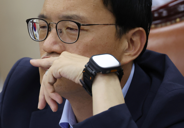 지난 19일 국회에서 열린 보건복지위원회에서 박주민 위원장이 심각한 표정을 짓고 있다. 연합뉴스