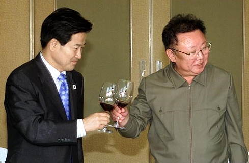 2005년 6월 17일 평양에서 당시 정동영 통일부 장관과 김정일 국방위원장이 면담을 가진 후 오찬에서 건배를 하고 있다. 통일부 제공