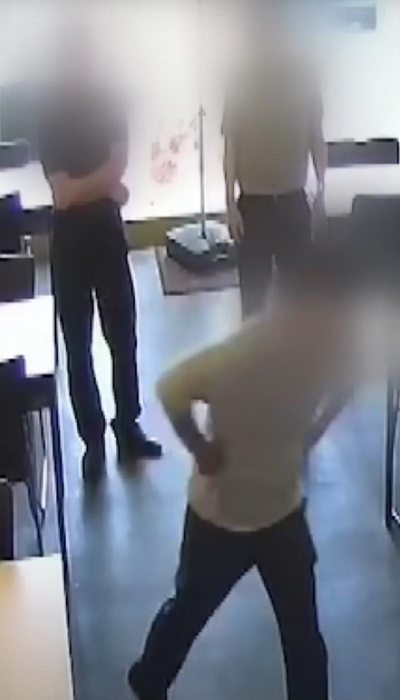 지난 17일 갑질을 한 치킨집을 찾아 사과한 중구청 공무원들. 보배드림 갈무리