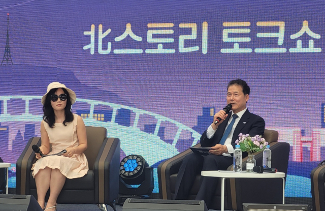 작년 10월 목선을 타고 동해상으로 탈북해 한국땅을 밟은 북한이탈주민 강규리(가명)씨가 21일 청계광장에서 열린 2024 통일문화행사 