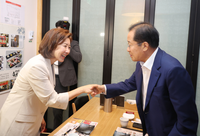 차기 국민의힘 대표 선거 출마를 예고한 나경원 의원이 21일 오후 대구 동구 신세계백화점 내 일식집에서 홍준표 대구시장을 만나고 있다. 연합뉴스