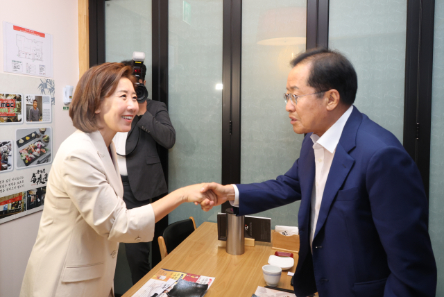 차기 국민의힘 대표 선거 출마를 예고한 나경원 의원이 지난 6월 21일 오후 대구 동구 신세계백화점 내 일식집에서 홍준표 대구시장을 만나고 있다. 연합뉴스