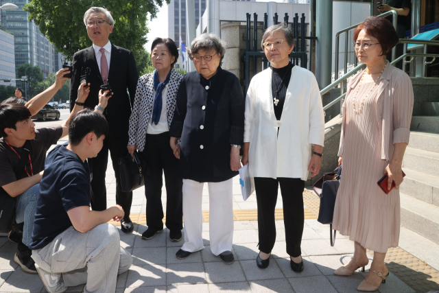 김숙희 전 교육부장관, 김혜숙 전 이화여대 총장이 20일 오전 서울 서대문구 경찰청 국가수사본부에서 지난 총선 기간