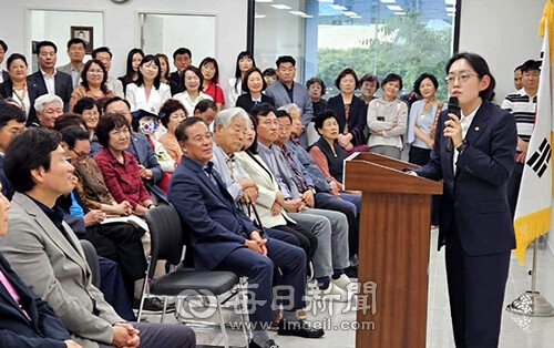 국민의힘 조지연 국회의원(경산)이 22일 경산지역사무소 개소식 및 소통의 날 행사에서 인사말을 하고 있다. 경산지역사무소 제공