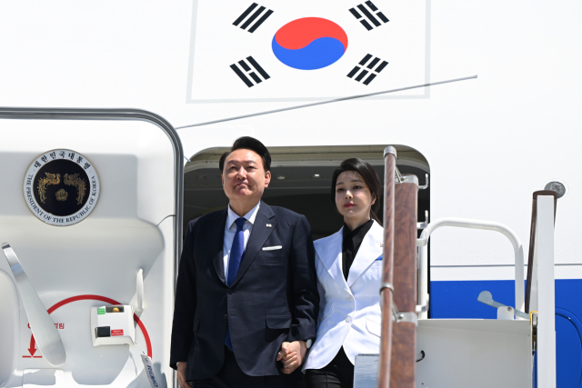 우즈베키스탄을 국빈 방문 중인 윤석열 대통령과 김건희 여사가 지난 6월 13일(현지시간) 타슈켄트 국제공항에 도착해 전용기인 공군 1호기에서 내리고 있다. 연합뉴스