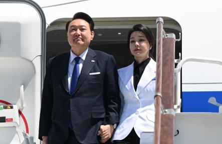 지난 6월 13일(현지시간) 우즈베키스탄을 국빈 방문한 윤석열 대통령과 김건희 여사가 타슈켄트 국제공항에 도착해 전용기인 공군 1호기에서 내리고 있다. 연합뉴스