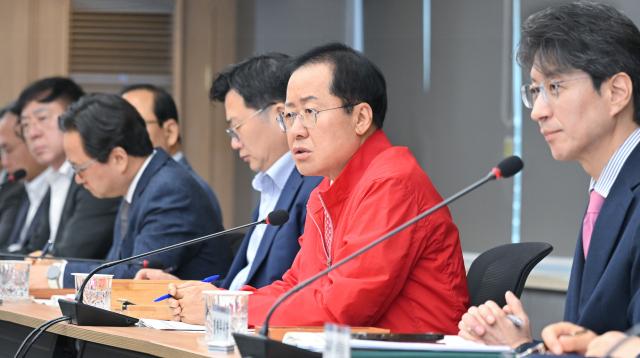 홍준표 대구시장이 20일 시청 산격청사에서 