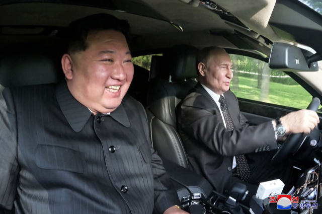김정은 북한 국무위원장이 푸틴 러시아 대통령과 금수산영빈관 정원구역에서 시간을 함께 보내며 친교를 다졌다고 조선중앙통신이 20일 보도했다. 푸틴 대통령이 김 위원장에게 선물한 아우루스 차를 서로 번갈아 몰며 영빈관 구내를 달렸다. 김 위원장은 승용차의 성능을 높이 평가하며 사의를 표했다고 전했다. [국내에서만 사용가능. 재배포 금지. For Use Only in the Republic of Korea. No Redistribution] 연합뉴스