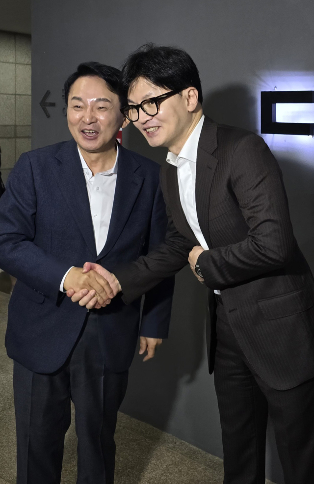 국민의힘 당 대표에 출사표를 던진 한동훈 전 비대위원장(오른쪽)과 원희룡 전 국토부 장관이 23일 남양주에서 열린