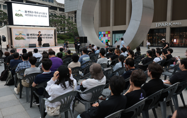 23일 오후 서울 용산역광장에서 열린 고 변희수 하사 순직 결정 및 대전현충원 이장 시민 추모대회에서 윤선주 군인권센터 군성폭력상담소 상담팀장이 발언하고 있다. 연합뉴스