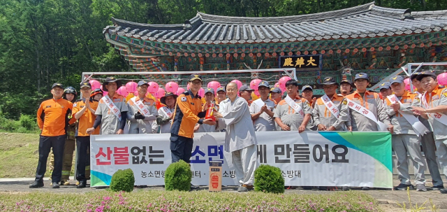 경북 김천소방서는 24일, 봄철 화재예방대책 평가에서 경상북도 21개 소방서 중 종합평가 1위를 차지해 최우수에 선정됐다. 사진은 화재 예방활동 모습. 김천소방서 제공