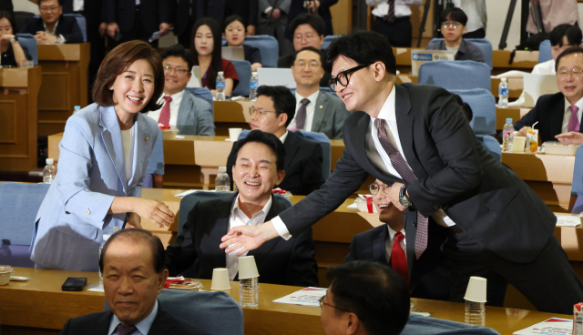 국민의힘 당대표 출마 선언을 한 나경원 의원(왼쪽부터)과 원희룡 전 국토부 장관, 윤상현 의원, 한동훈 전 비상대책위원장이 24일 오전 국회에서 열린 국민의힘 초선의원 공부모임에 참석해 인사하고 있다. 연합뉴스
