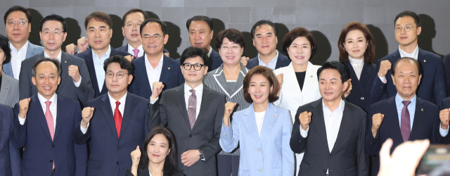 국민의힘 당대표 출마 선언을 한 윤상현 의원(앞줄 왼쪽 두번째부터), 한동훈 전 비상대책위원장, 나경원 의원, 원희룡 전 국토부 장관이 24일 오전 국회에서 열린 국민의힘 초선의원 공부모임에 참석해 기념촬영을 하며 파이팅하고 있다. 연합뉴스