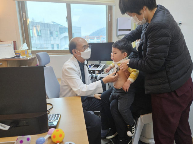 봉화해성병원 소아청소년과에서 한 어린이가 진료를 받고 있다. 봉화군 제공