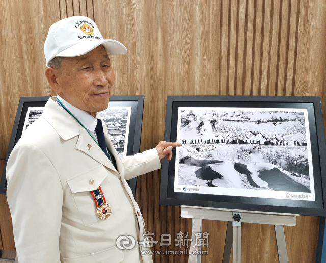 배수용 6·25참전유공자가 경산시민회관에서 열리고 있는 6·25 한국전쟁 당시 미 해병소속으로 종군기자로 활동한 데이비드 더글라스 던컨 사진전을 바라보며 과거를 회상하고 있다.김진만 기자