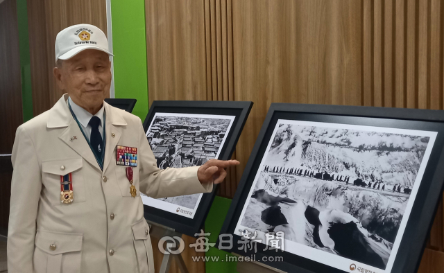 배수용 6·25참전유공자가 경산시민회관에서 열리고 있는 6·25 한국전쟁 당시 미 해병소속으로 종군기자로 활동한 데이비드 더글라스 던컨 사진전을 바라보며 과거를 회상하고 있다.김진만 기자