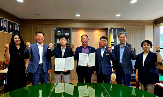 농협 김천시지부(지부장 박기화)와 무주농업협동조합(조합장 곽동열)은 21일, 무주농협에서 공공형 계절근로 사업 업무협약(MOU)을 체결했다. 농협 김천시지부 제공