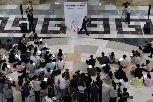 국민의힘 추경호 원내대표가 24일 오전 국회에서 7개 상임위원장 자리를 수용하기로 한 의원총회 결과를 설명한 뒤 로텐더홀을 떠나고 있다. 추 원내대표는 이날 의원총회에서 원내대표직 사의를 표명했다. 연합뉴스