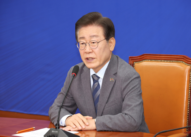 더불어민주당 이재명 대표가 24일 오전 국회에서 당대표직 사퇴 기자회견을 열고 입장을 밝히고 있다. 연합뉴스