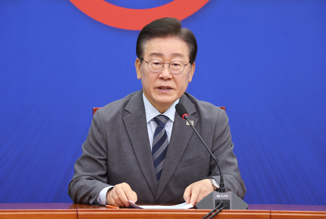 더불어민주당 이재명 대표가 24일 오전 국회에서 당대표직 사퇴 기자회견을 열고 입장을 밝히고 있다. 연합뉴스
