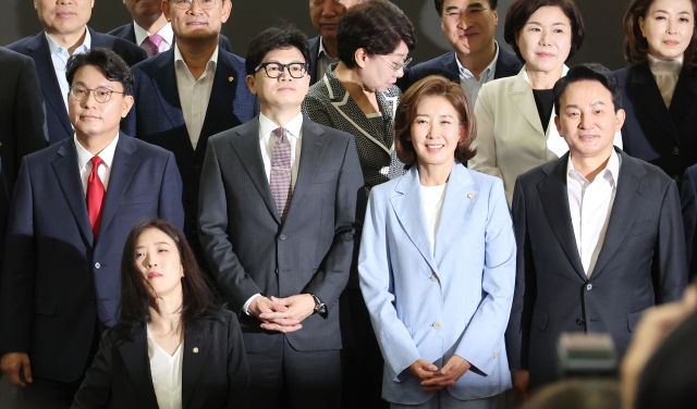 국민의힘 당대표 출마 선언을 한 윤상현 의원(왼쪽부터), 한동훈 전 비상대책위원장, 나경원 의원, 원희룡 전 국토부 장관이 24일 오전 국회에서 열린 국민의힘 초선의원 공부모임에 참석해 기념촬영을 하고 있다. 연합뉴스