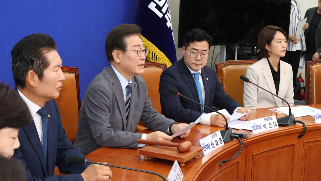 더불어민주당 이재명 대표(왼쪽 두번째)가 24일 오전 국회에서 열린 최고위원회의에서 발언하고 있다. 연합뉴스