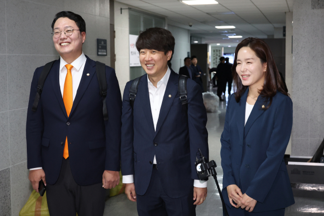개혁신당 이준석(가운데), 이주영(오른쪽), 천하람 의원이 지난달 30일 국회 의원회관 내 의원실을 향해 걸어가고 있다. 연합뉴스