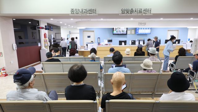 서울대병원 교수들이 휴진을 중단하고 진료 현장으로 복귀한 24일 오전 서울 종로구 서울대병원에서 환자들이 진료를 기다리고 있다. 연합뉴스