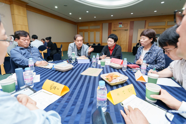 김한성(왼쪽 두 번째) 한국수력원자력 월성원자력본부장이 경주 더케이호텔서 열린 상반기 소통프로그램을 통해 발전소 인근 지역 주민들과 현안사업에 대한 이야기를 나누고 있다. 월성원자력본부 제공