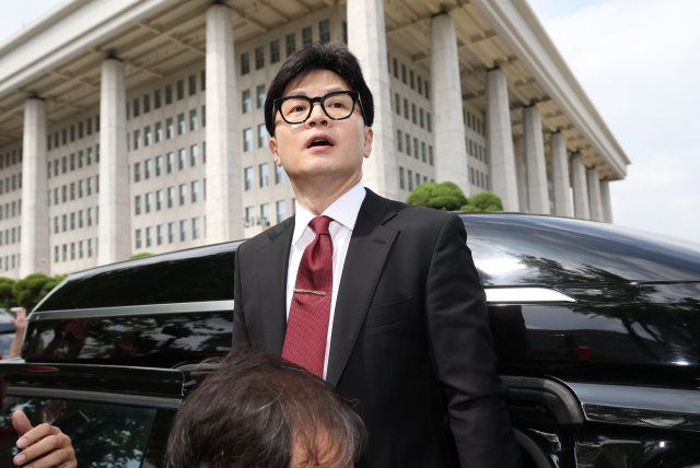 한동훈 전 국민의힘 비대위원장이 23일 국회에서 당 대표 출마 선언을 마친 뒤 지지자들과 인사하고 있다. 연합뉴스