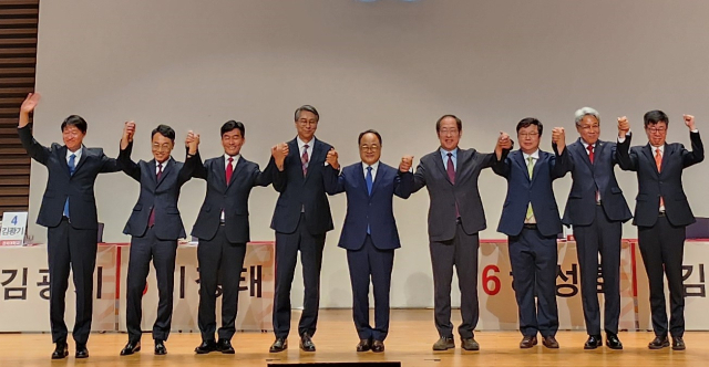 25일 오전 경북대 글로벌플라자에서 열린 제20대 경북대총장임용후보자 선거에 나선 후보 9명이 합동연설회를 마친 후 포즈를 취하고 있다.