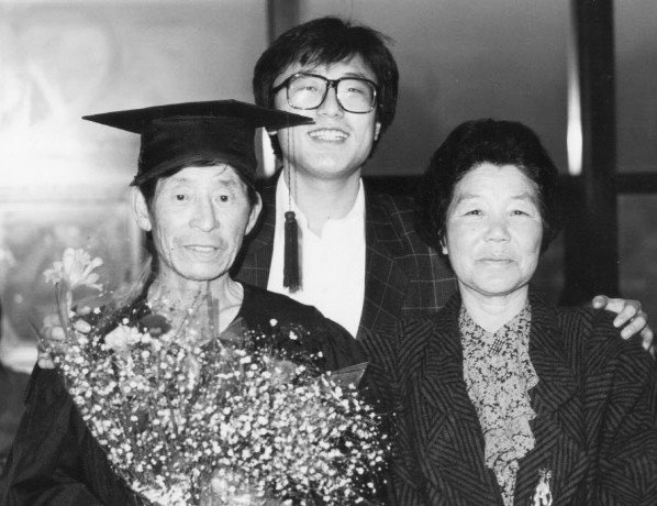 이쌍규 작가가 간암말기의 아버지(이임식)를 위로하기 위해 1990년 대학졸업식을 암환자 병동에서 자체적으로 열었다. 2개월후 아버지는 결국에 돌아가셨다. 이쌍규씨 제공