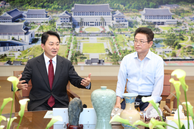 원희룡 전 국토부 장관이 25일 오전 경북도청을 방문해 이철우 경북도지사(오른쪽)와 면담하고 있다. 연합뉴스