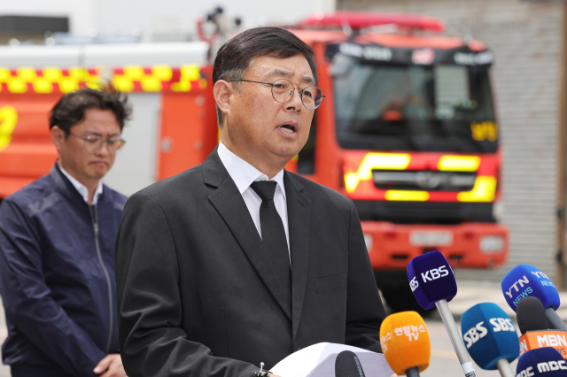 25일 오후 화성시 서신면 리튬전지 공장인 아리셀에서 박순관 에스코넥 대표가 23명의 사망자를 낸 사고가 발생한 것에 대해 공식 사과문을 낭독하고 있다. 지난 24일 오전 10시 31분 화성시 서신면 전곡리 소재 일차전지 업체인 아리셀 공장에서 화재가 발생해 다수의 사상자가 발생했다. 연합뉴스
