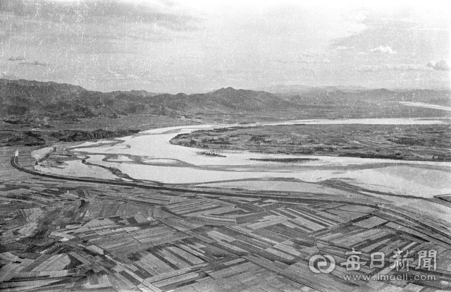 1962년 6월 29일, 현재의 대구 달서구 호림동 상공 2군 항공기에서 화원(왼쪽) 방향으로 본 낙동강. 극심한 가뭄에 넓디넓은 백사장 사이로 강물이 실오리처럼 흐르고 있다. 강 앞쪽 메마른 논은 현재 성서공단으로 탈바꿈 했다. 사진=매일아카이빙센터