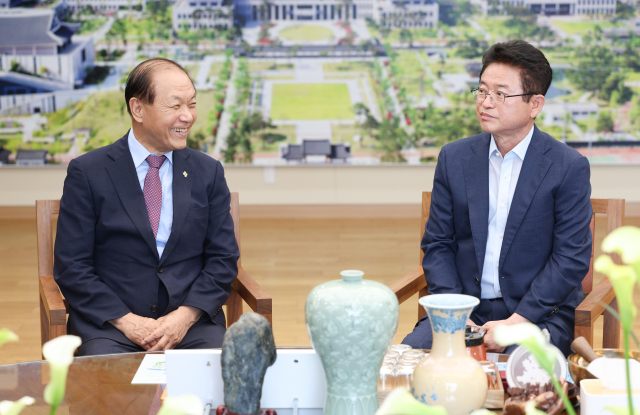 국민의힘 황우여 비상대책위원장이 25일 오후 경북도청을 찾아 이철우 경북도지사(오른쪽)와 면담하고 있다. 연합뉴스
