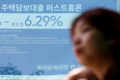 가계부채 늘어나는데… '2단계 스트레스 DSR' 시행 두 달 연기