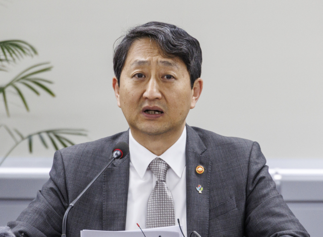 안덕근 산업통상자원부 장관이 21일 오후 서울 종로구 광해관리공단 대회의실에서 열린 동해 심해 가스전 개발 전략회의에 참석해 가스전 개발과 관련한 정부 입장을 설명하고 있다. 연합뉴스