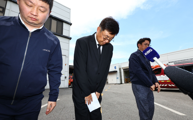 25일 경기도 화성시 서신면 리튬전지 공장 화재 현장에서 박순관 에스코넥 대표가 허리 숙여 사과하고 있다. 지난 24일 오전 10시 31분 화성시 서신면 전곡리 소재 일차전지 업체인 아리셀 공장에서 화재가 발생해 다수의 사상자가 발생했다. 연합뉴스