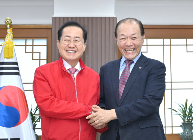 홍준표 대구시장이 25일 대구시청 산격청사를 찾은 황우여 국민의힘 비상대책위원장을 만나 기념촬영을 하고 있다. 대구시 제공