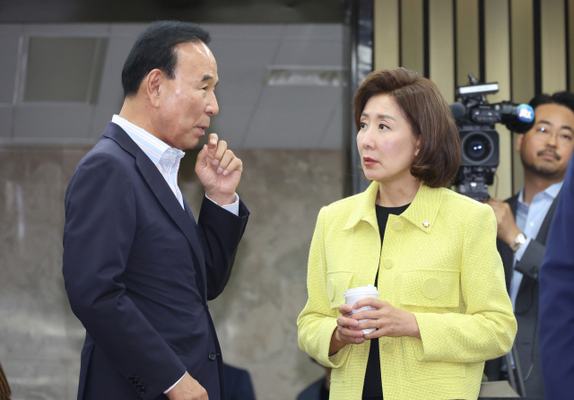 국민의힘 나경원(오른쪽), 박덕흠 의원이 3일 오후 국회에서 열린 의원총회에 입장해 대화하고 있다. 연합뉴스