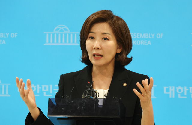 국민의힘 당대표에 출마한 나경원 의원이 25일 오후 국회 소통관에서 열린 김정식 청년최고위원후보 기자회견에 동석한 뒤 나오며 취재진의 질문에 답변하고 있다. 연합뉴스